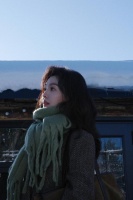 章若楠在雪地里荡秋千笑容甜美