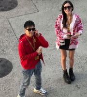 林志颖携妻上海看赛车，状态佳颜值在线，陈若仪白皙又紧致