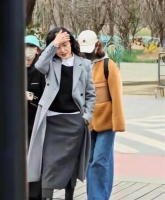 58岁周涛现身北京朗园！灰色大衣配长筒靴，气质绝了