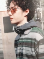 王一博亮相巴黎时装周秀场抓拍引瞩目