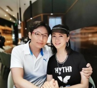 57岁翁虹近况曝光！二婚嫁给健身教练，如今19岁女儿比她还漂亮