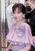 赵雅芝现身深圳，穿高跟鞋踩红毯，状态虽老但这份敬业让人佩服