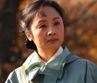 她用10年捧红丈夫，丈夫却转身迎娶秦海璐，只剩她跟儿子相依为命