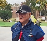 网友街头偶遇赵本山遛鸟，68岁身材发福不少，没想到精气神这么好