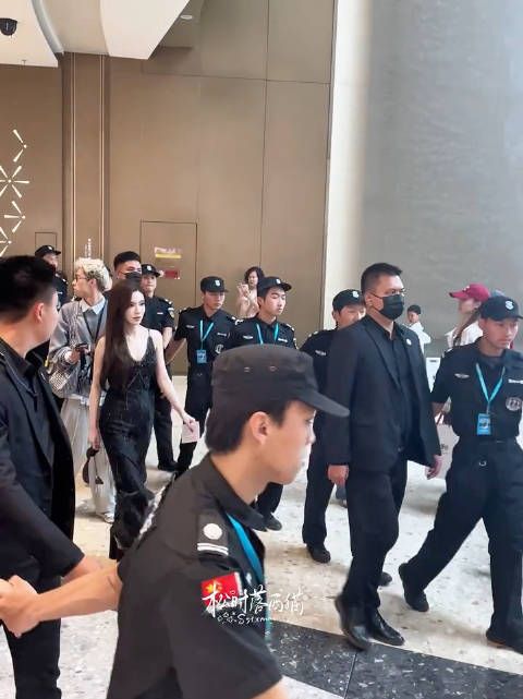 不理解，网红而已，看旁边的人也根本没想围上去啊