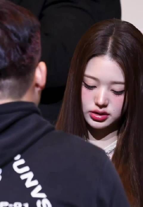 张元英签售会饭拍引热议，网友评其颜值不及柳智敏申有娜