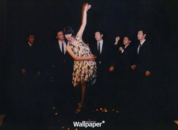 周迅线条优美。