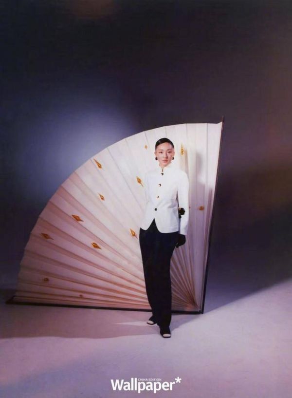 周迅穿白衫黑裤显东方雅致。