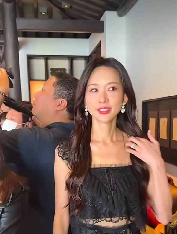 林志玲撩发微笑。