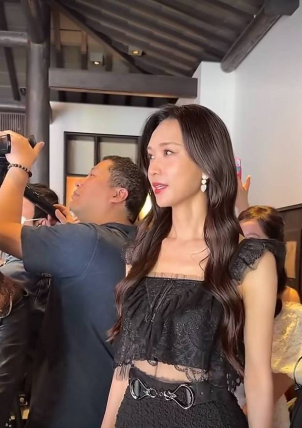 林志玲姿态优雅显从容。