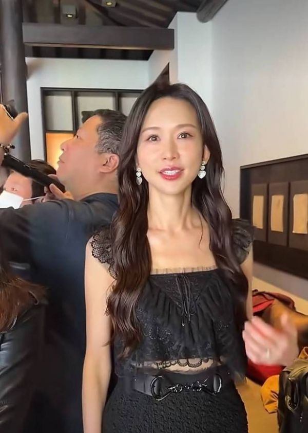 林志玲笑容明媚显活力。