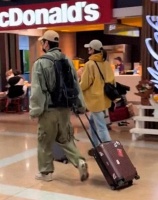 朱亚文沈佳妮合体现身机场，两人互动恩爱甜蜜，感情看起来很好