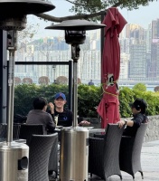 霍建华与朋友香港街头喝下午茶，谈笑风生，戴蓝色棒球帽帅气友好