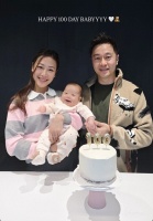 31岁港姐庆祝女儿出生百日，与富二代丈夫在家庆祝，全家长居上海