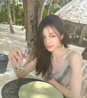 钟楚曦晒旅游美照，又瘦又美白到发光，给人一种气血充足的美