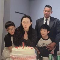 范玮琪50岁庆生照，双胞胎儿子正面曝光，一个像妈一个像爸