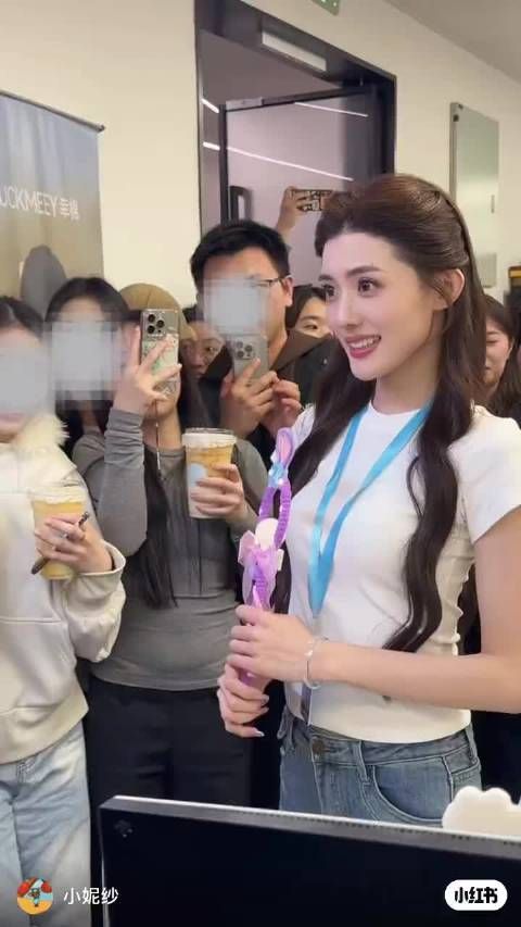 赵露思签的包什么的 我咋感觉有点像谢娜