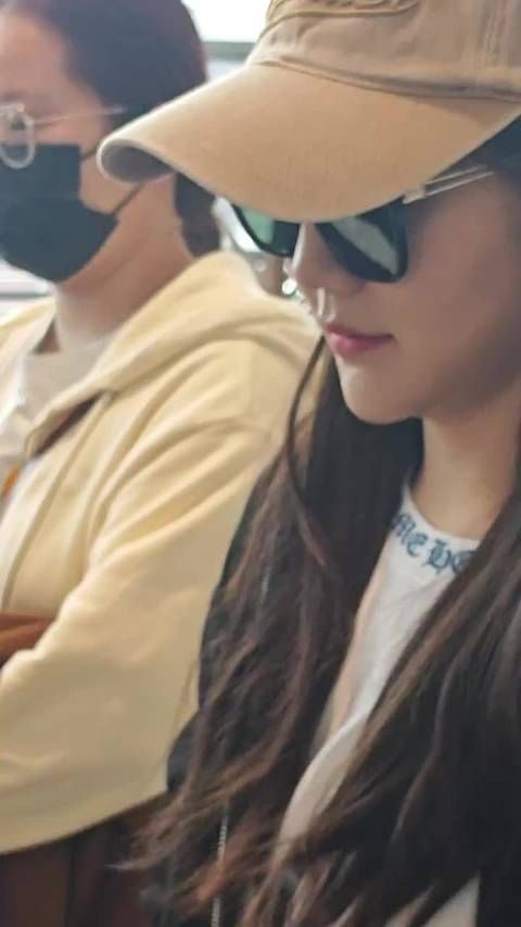 球迷送机陈梦，还热情的一起聊天