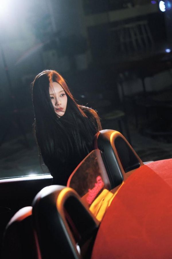 李一桐倚跑车，随性酷飒。