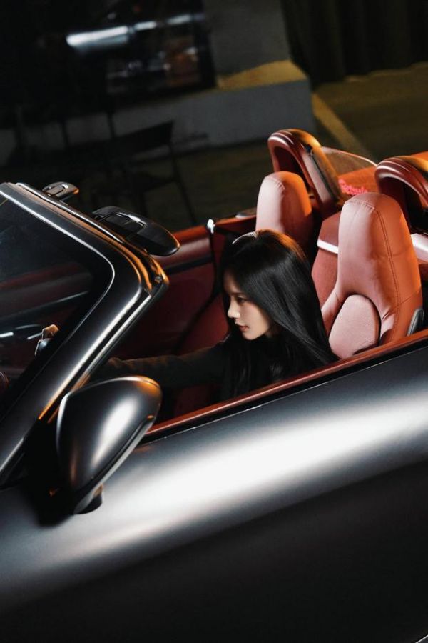 李一桐侧颜精致冷艳。