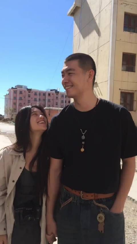 真是郎才女貌的一对呢，这样的情侣在一起太养眼了！