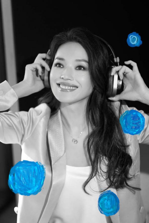 舒淇戴着耳机。