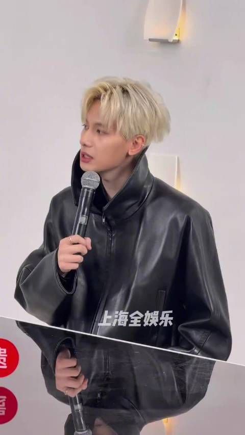 白发黑皮衣，很爱豆感的胡先煦！