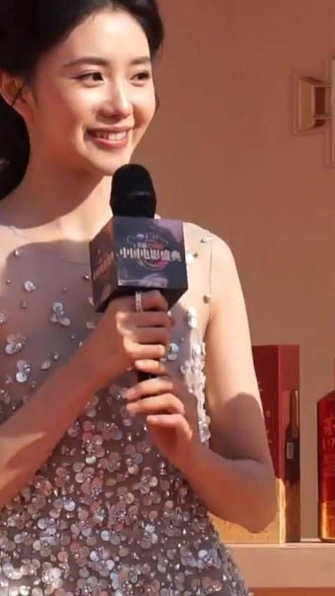 刘浩存亮相中国电影盛典红毯,将表演皮影戏舞蹈