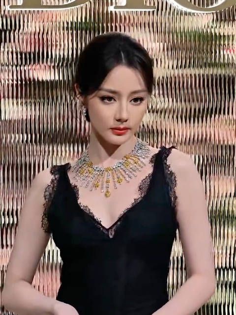 今天参加品牌活动~~红唇黑裙超冷艳!迪丽热巴