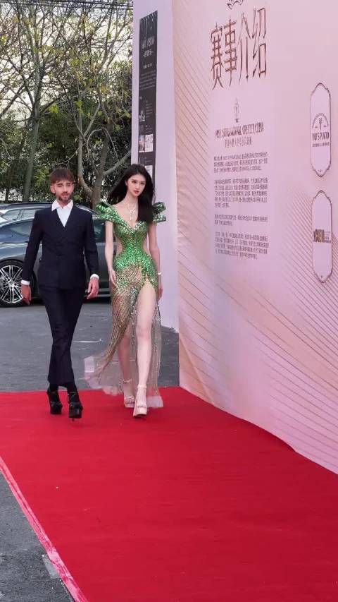 左边这人是男的还是女的？