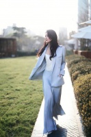 49岁舒淇蓝色西装造型温柔大气