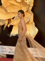 辛芷蕾亮相金色拖尾裙华丽优雅～端庄路线走起来！