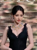 今天参加品牌活动～～红唇黑裙超冷艳！迪丽热巴