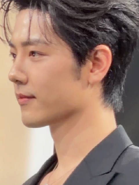 肖战今晚帅出新高度，此男镜头越近越帅，nars品牌高层脸都笑僵了！