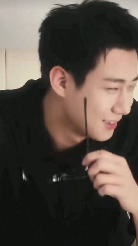 高至霆黑衬衫黑框镜造型曝光,演绎温柔力量感