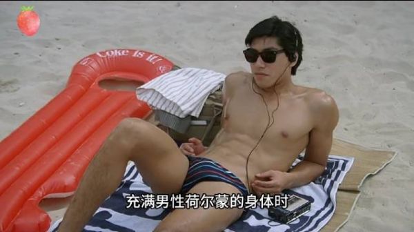 犯花痴的女孩想撩乌鸦哥,不料乌鸦哥是瞎子,气的不行!