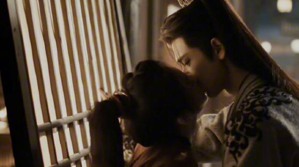 “这一声侯爷，你是改不了了是吗？” “长玉，吻我”