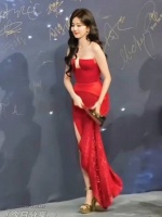 白鹿红裙亮相微博之夜，签名李佩仪引关注