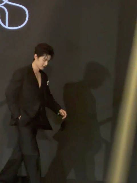 下个楼梯退场也是迷死人了 走路粉