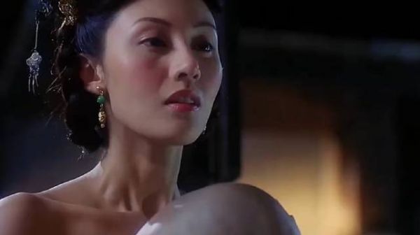 女人慢慢脱掉肚兜