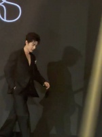 下个楼梯退场也是迷死人了 走路粉