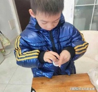 黄晓明带儿子和妈妈包饺子!摘了假发套发量堪忧,儿子长得太像baby