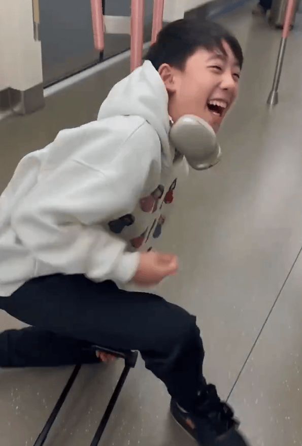 Jasper玩得太忘我,突然跟着行李箱一起摔到地上。