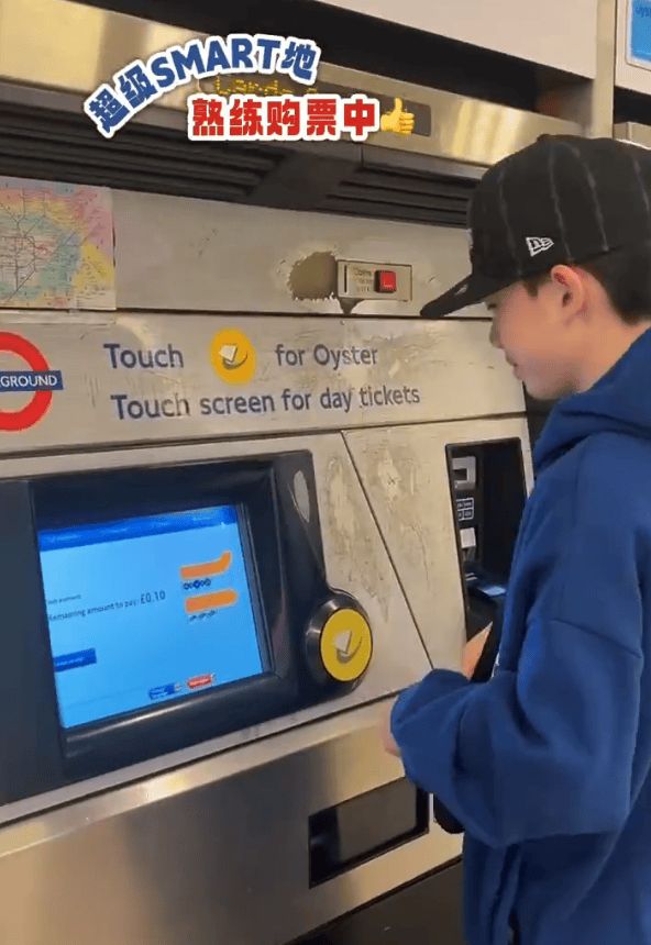 Jasper在伦敦地铁站购票。