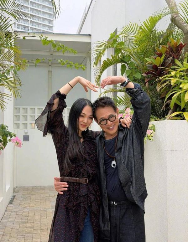 搜狐娱乐讯 近日,李连杰在社交平台上晒出与大女儿Jane的亲密合照,并配文称:“10天四个城市,轮轴转的工作超负荷咯~还好这三天有‘大号棉袄’陪着我,工作虽累也开心。”