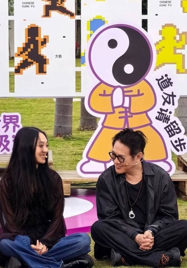 李连杰与女儿Jane笑容灿烂,活力满满。