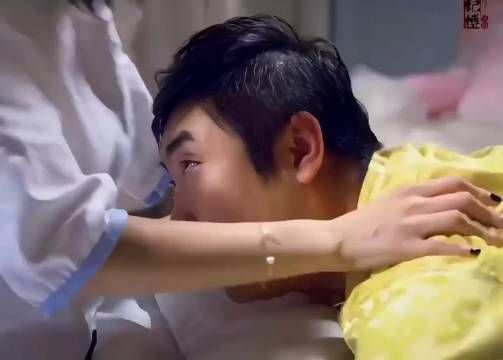 男人背上是疼了点，可看着女人的手在自己身上呼拉来呼啦去心里挺高兴