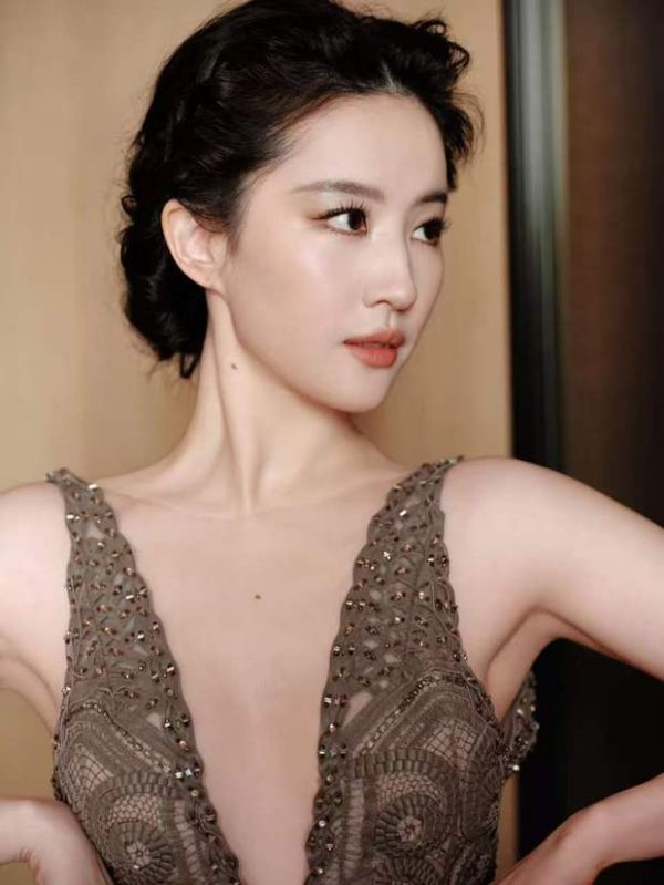 刘亦菲眉眼温柔澄澈。