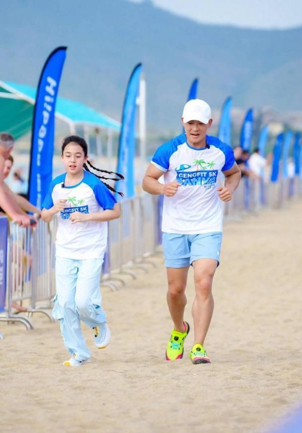 搜狐娱乐讯 近日，刘畊宏分享与小泡芙一同参加 5 公里亲子挑战赛。