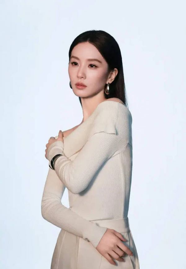 搜狐娱乐讯 近日，一组刘诗诗的大片曝光。